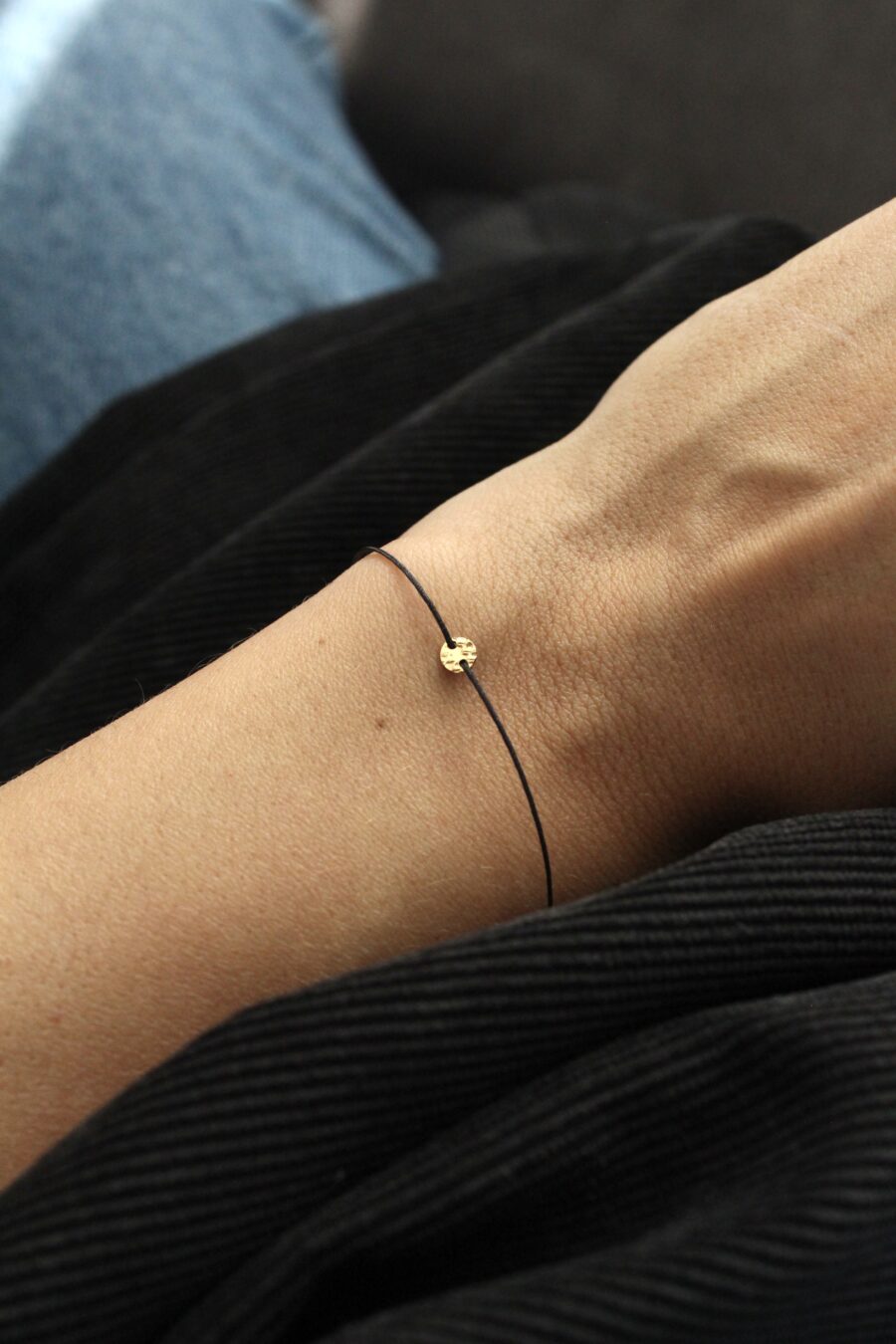Šňůrkový náramek Love Button noire (gold filled)
